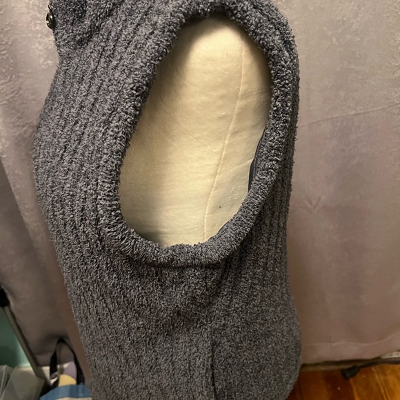 Vest - Picture 3 of 4